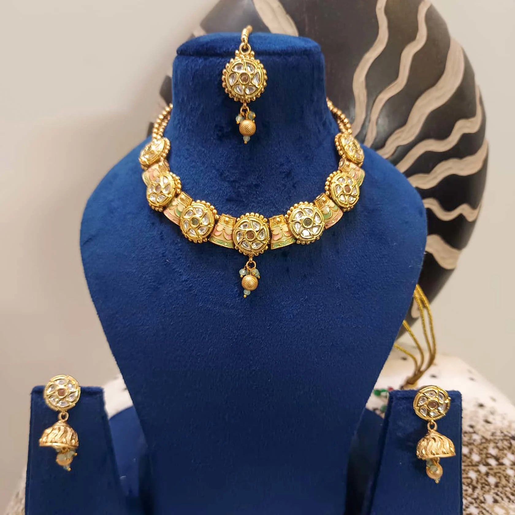 Real-Gold-Look-Kundan-Necklace-Set-With-Jhumki-Earrings-Maang-Tikka